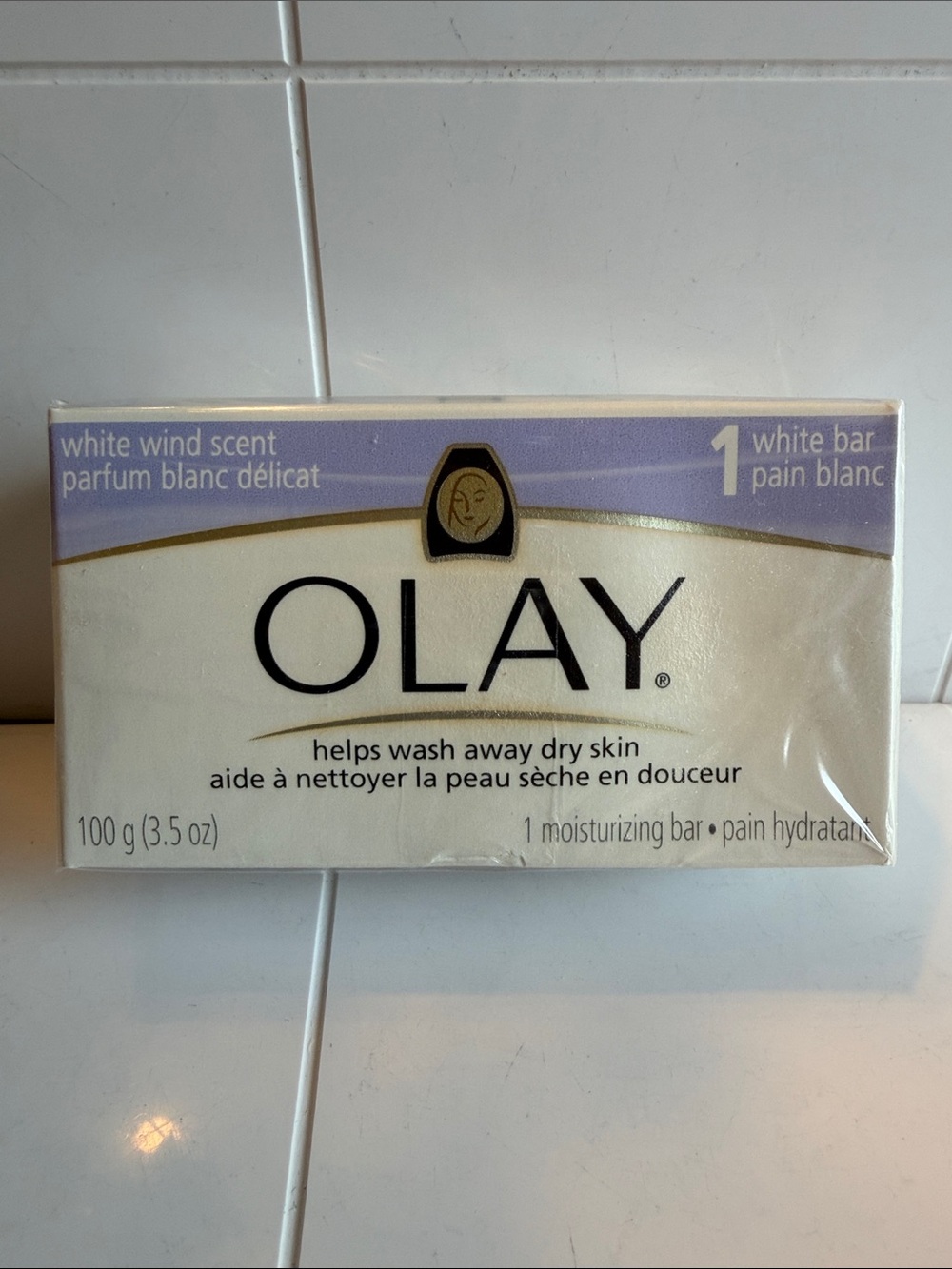 OLAY White Wind Scent Moisturizing Bar Soap with Light Purple Accent 3.5 Oz